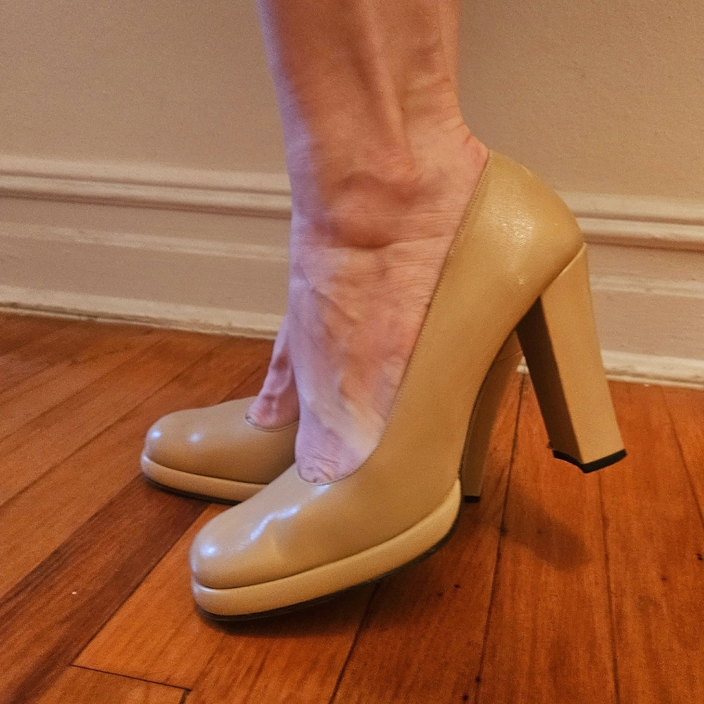 Vintage Charles David Size 8 Beige Leather Rounded / Square Toe Platform Pumps